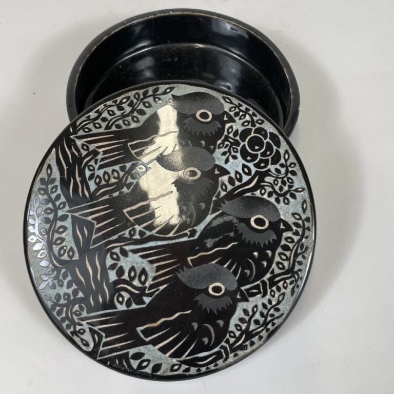 Robert MEQUINION (1905-1985) - Boîte ronde en céramique émaillée noire sur fond…