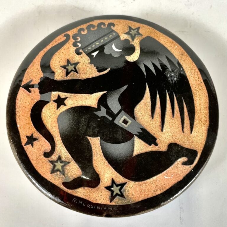 Robert MEQUINION (1905-1985) - Boîte ronde en céramique émaillée noire sur fond…