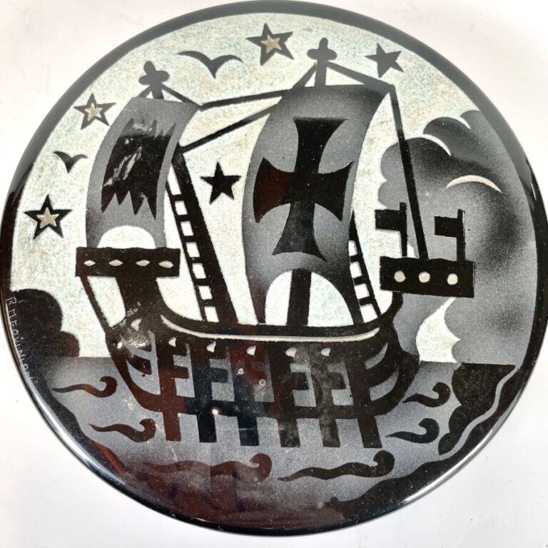Robert MEQUINION (1905-1985) - Boîte ronde en céramique émaillée noire sur fond…