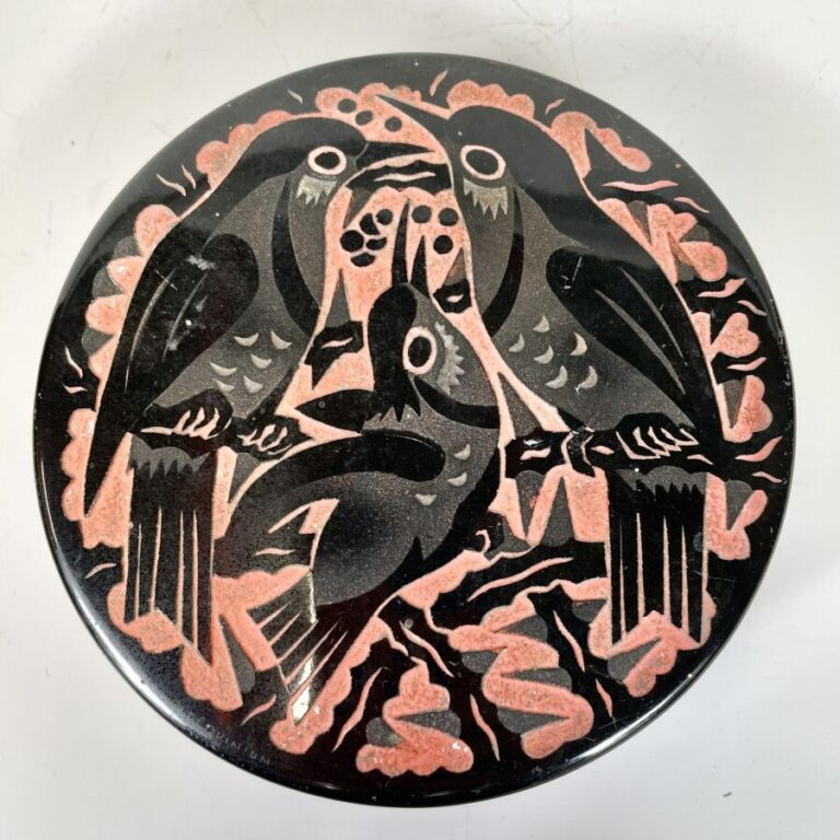 Robert MEQUINION (1905-1985) - Boîte ronde en céramique émaillée noire sur fond…
