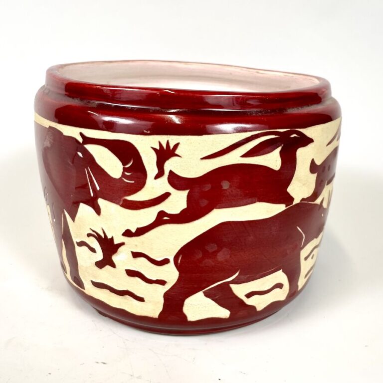 Robert MEQUINION (1905-1985) - Cache-pot en céramique émaillée rouge sur fond s…