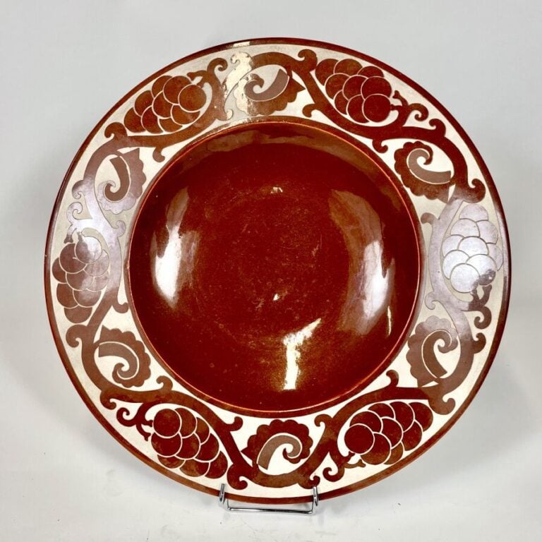 Robert MEQUINION (1905-1985) - Grand plat creux en céramique émaillée brune sur…