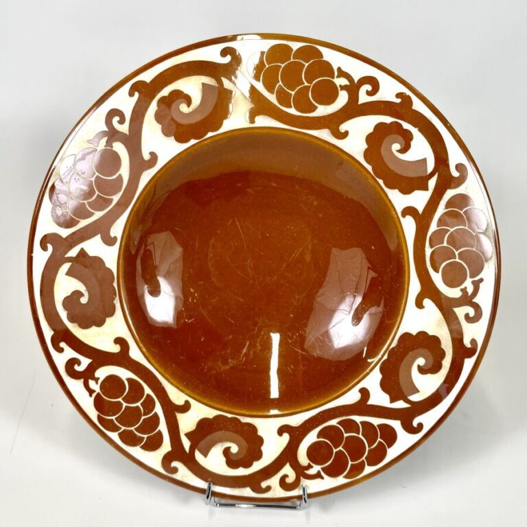 Robert MEQUINION (1905-1985) - Grand plat creux en céramique émaillée caramel s…