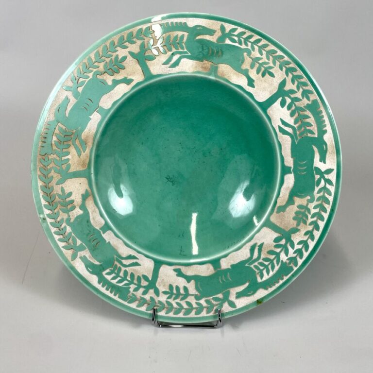 Robert MEQUINION (1905-1985) - Grand plat creux en céramique émaillée turquoise…