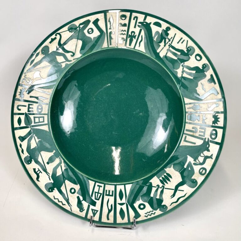 Robert MEQUINION (1905-1985) - Grand plat creux en céramique émaillée vert sur…