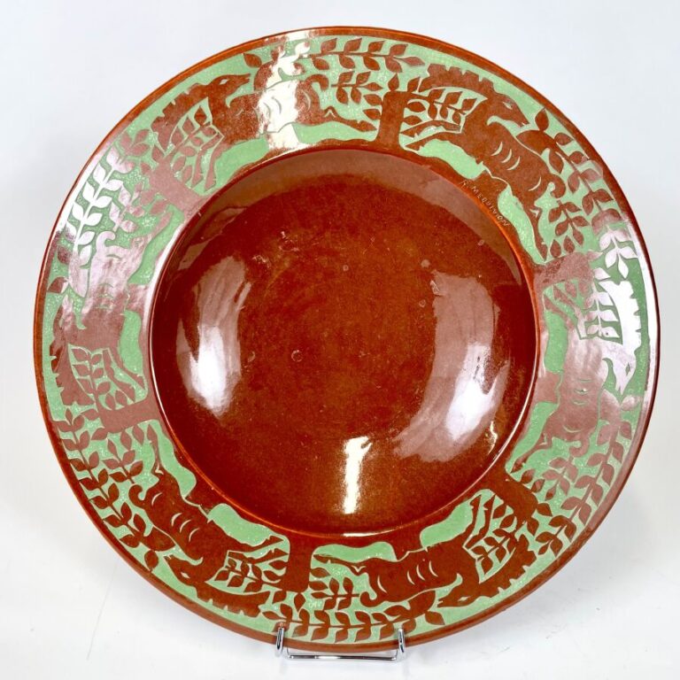 Robert MEQUINION (1905-1985) - Grand plat rond creux en céramique émaillée brun…