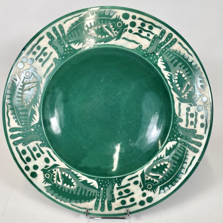 Robert MEQUINION (1905-1985) - Grand plat rond creux en céramique émaillée vert…