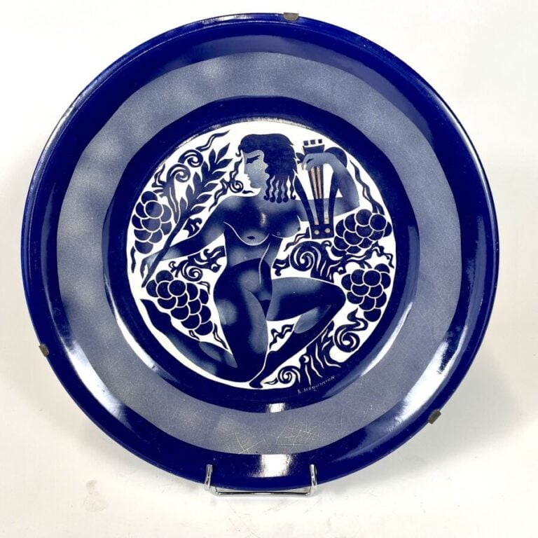 Robert MEQUINION (1905-1985) - Grand plat rond en céramique émaillée en camaïeu…