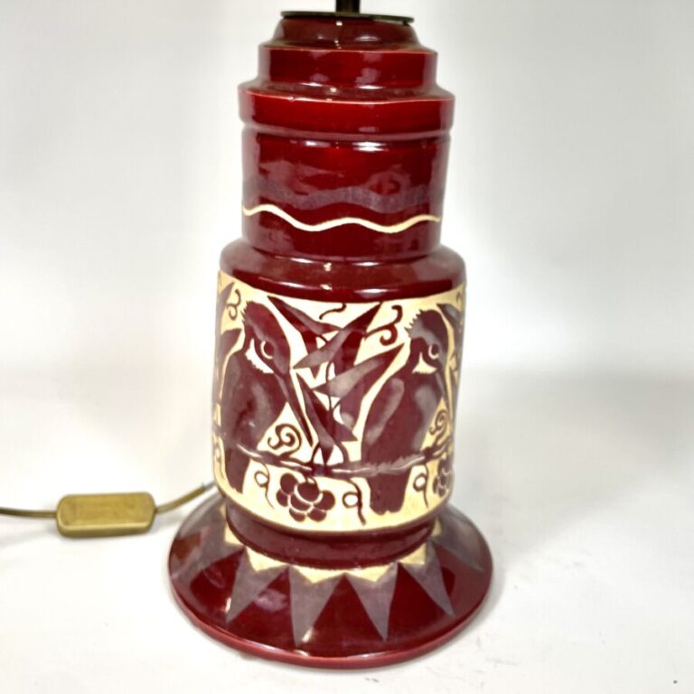 Robert MEQUINION (1905-1985) - Lampe en céramique émaillée rouge sur fond sablé…