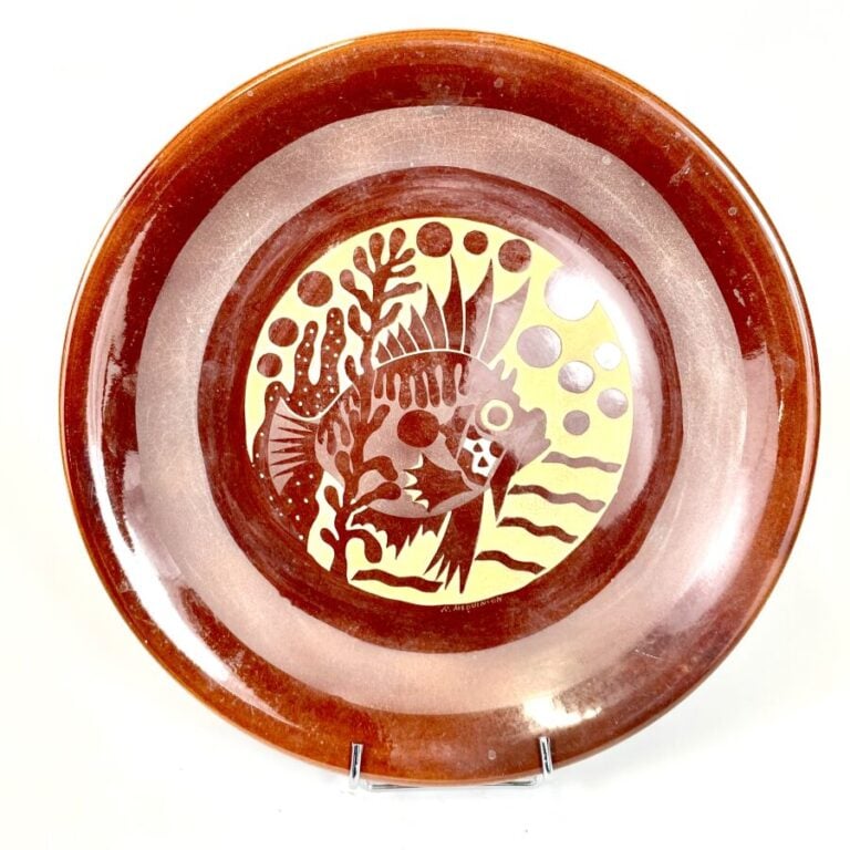 Robert MEQUINION (1905-1985) - Lot de deux plats ronds à décor émaillé d'un poi…