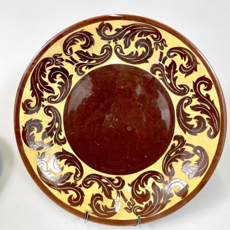 Robert MEQUINION (1905-1985) - Lot de deux plats : - Un émaillé brun à décor en…