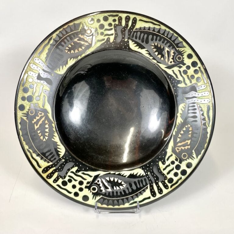 Robert MEQUINION (1905-1985) - Plat creux en céramique émaillée noire et métall…