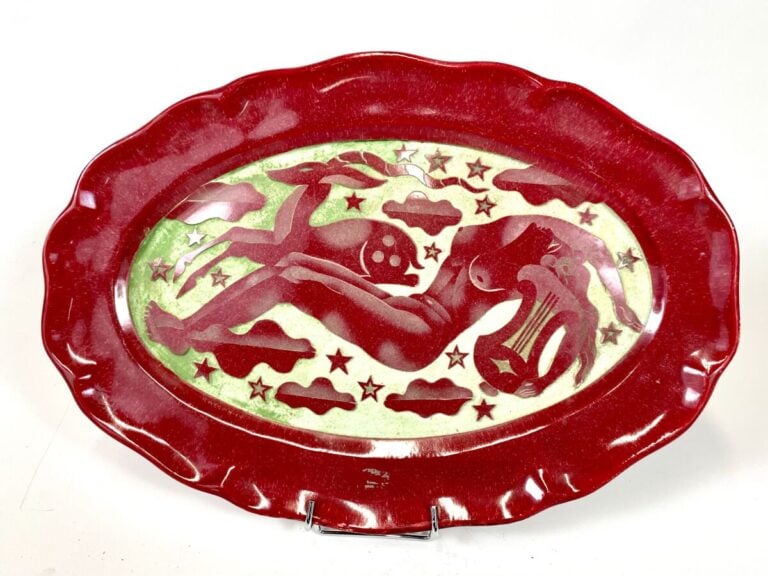 Robert MEQUINION (1905-1985) - Plat long chantourné en céramique émaillée rouge…