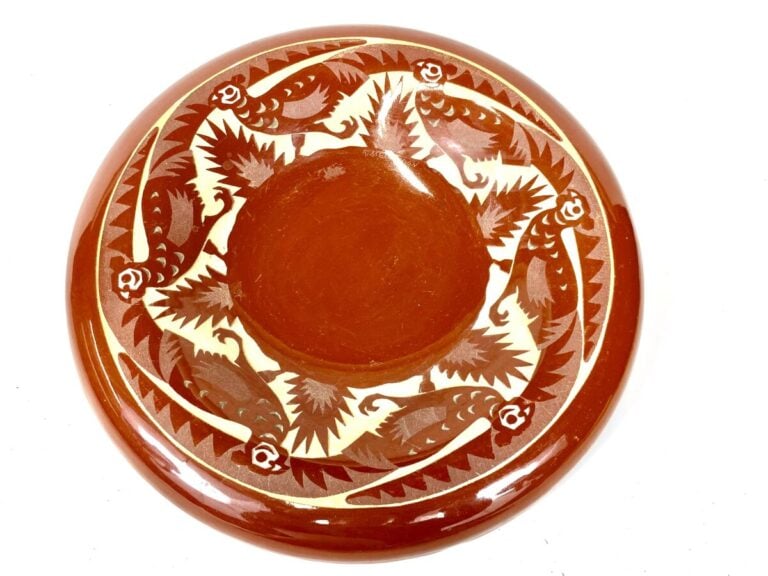 Robert MEQUINION (1905-1985) - Plat rond à bords éversés en céramique émaillée…