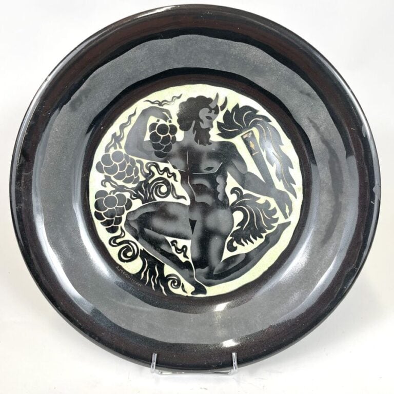 Robert MEQUINION (1905-1985) - Plat rond creux en céramique émaillée noire sur…