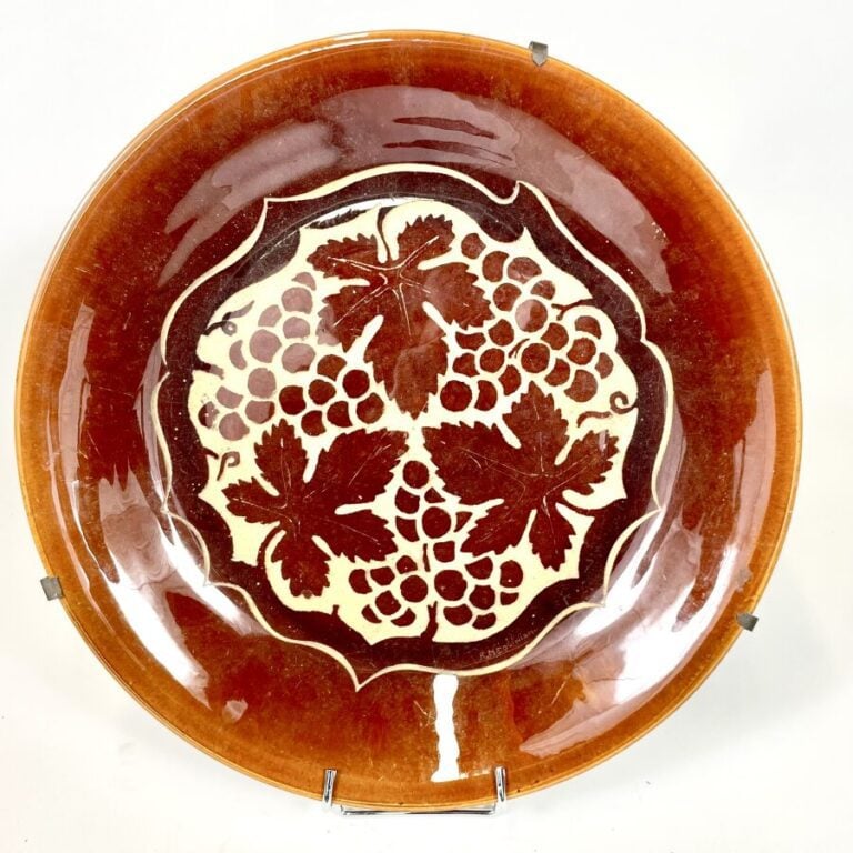 Robert MEQUINION (1905-1985) - Plat rond en céramique à décor émaillé brun sur…