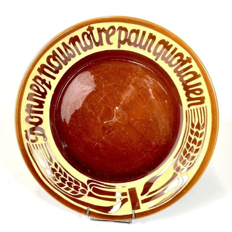 Robert MEQUINION (1905-1985) - Plat rond en céramique émaillée brune sur fond s…