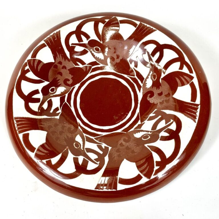 Robert MEQUINION (1905-1985) - Plat rond en céramique émaillée marron sur fond…