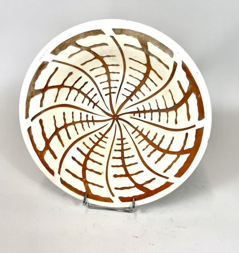 Robert MEQUINION (1905-1985) - Plat rond en céramique émaillée rouge sur fond s…