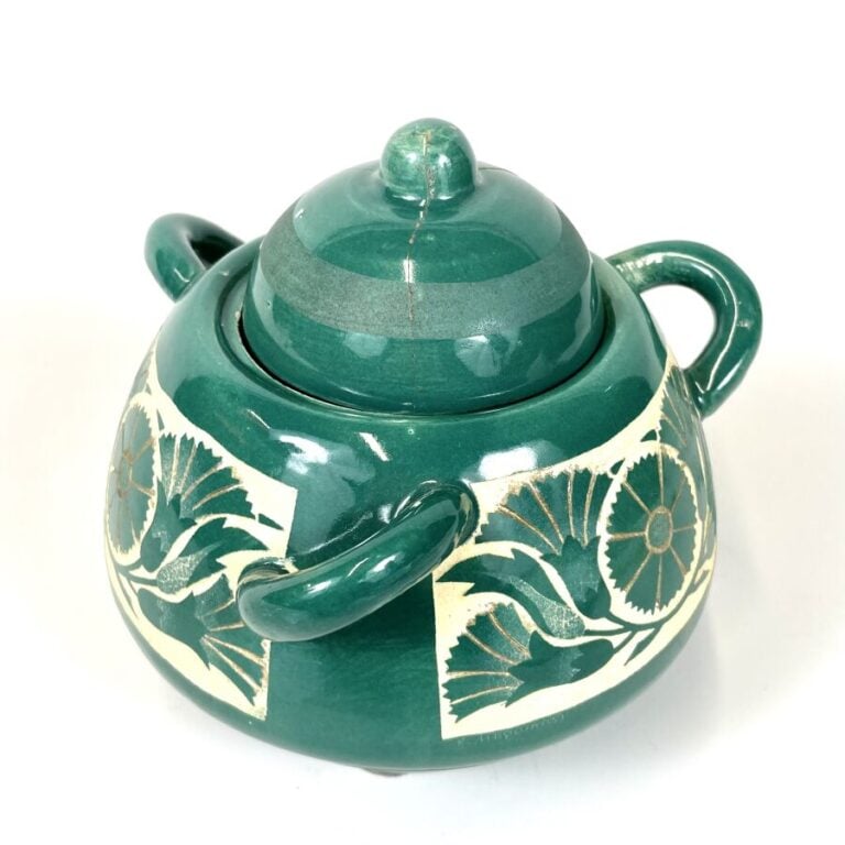 Robert MEQUINION (1905-1985) - Pot couvert à trois anses décalées en céramique…