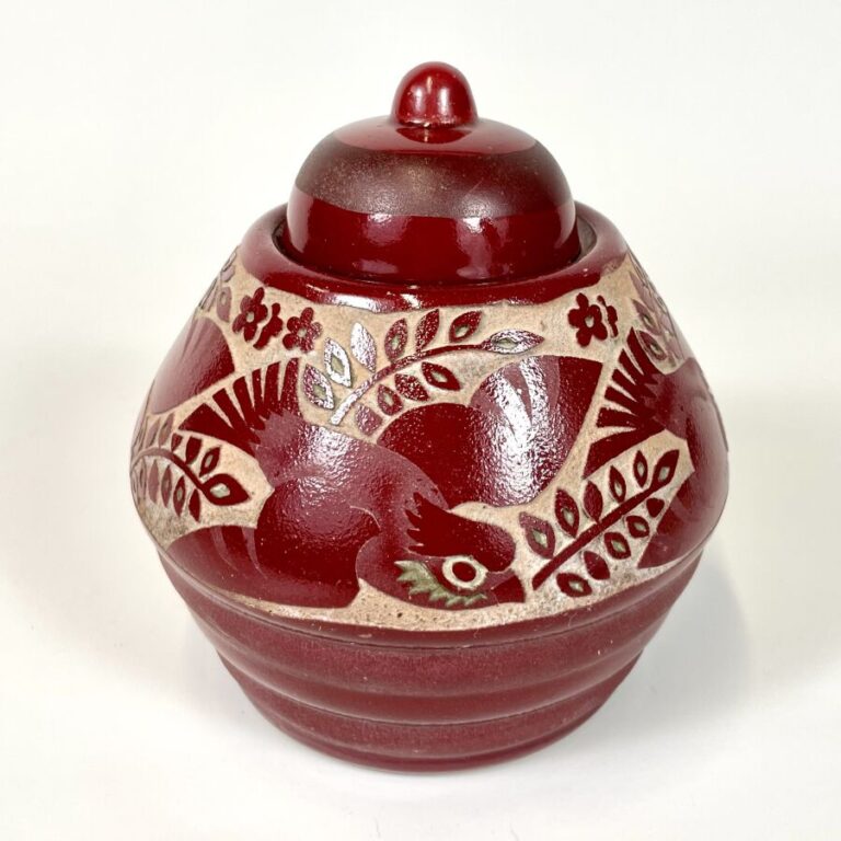 Robert MEQUINION (1905-1985) - Pot couvert en céramique émaillée rouge sur fond…