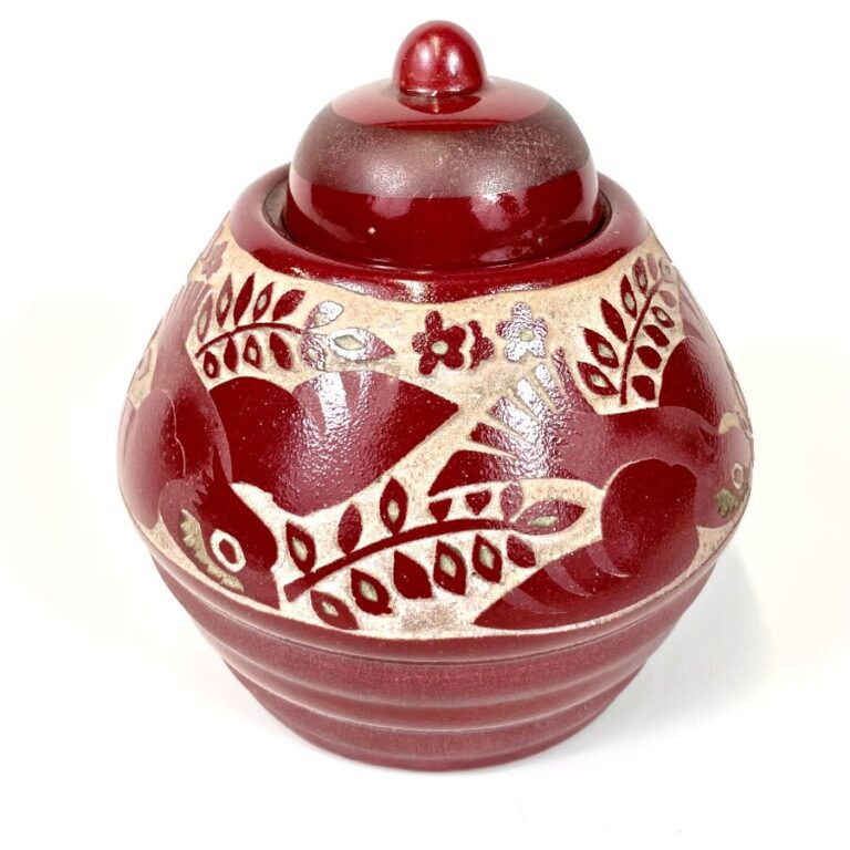 Robert MEQUINION (1905-1985) - Pot couvert en céramique émaillée rouge sur fond…