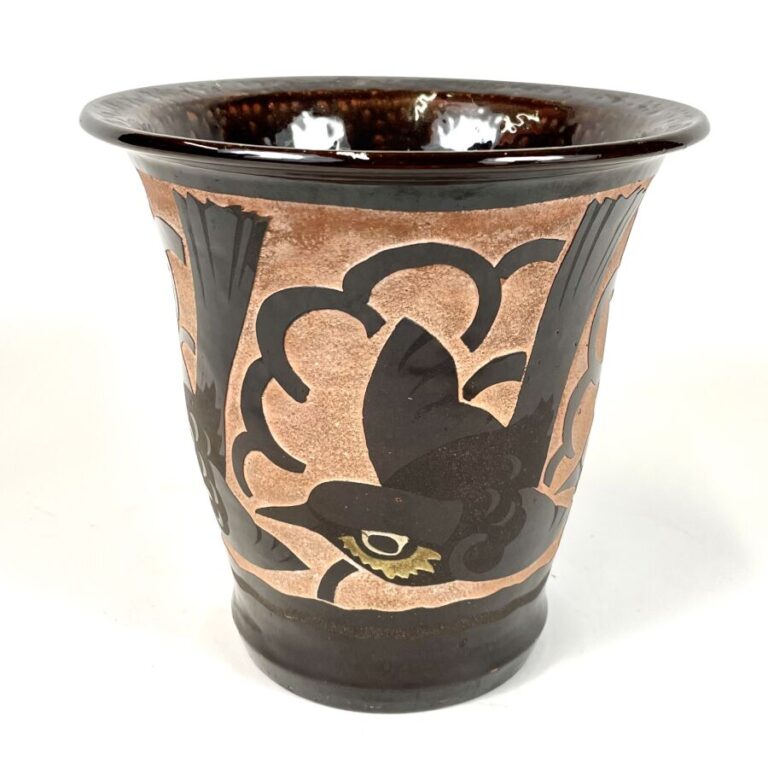 Robert MEQUINION (1905-1985) - Vase conique en céramique émaillée brune sur fon…