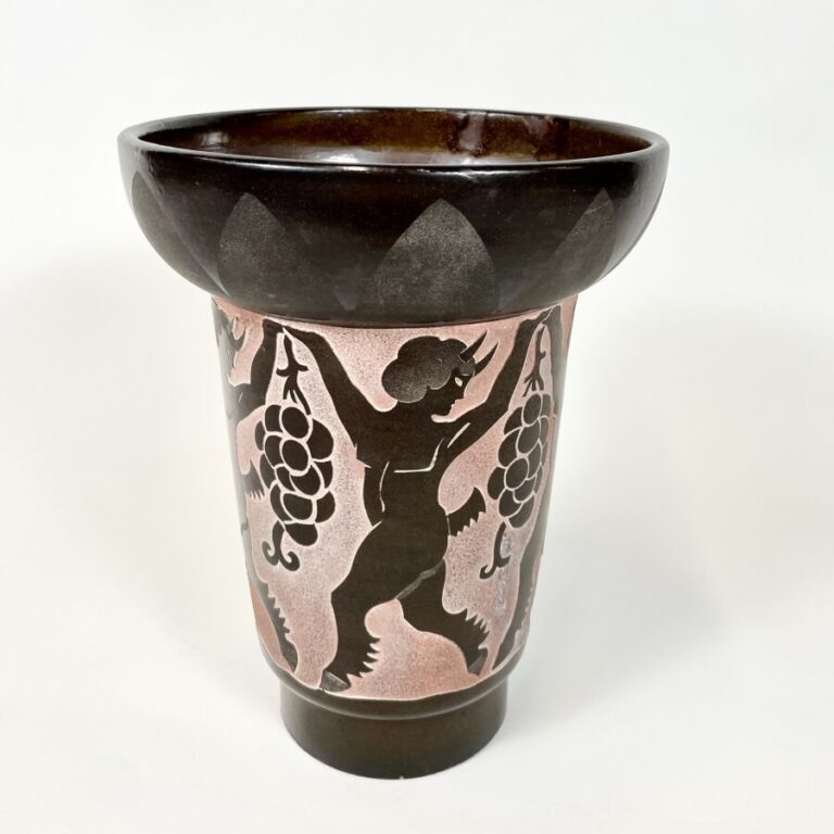 Robert MEQUINION (1905-1985) - Vase cornet à large col évasé sur piédouche circ…