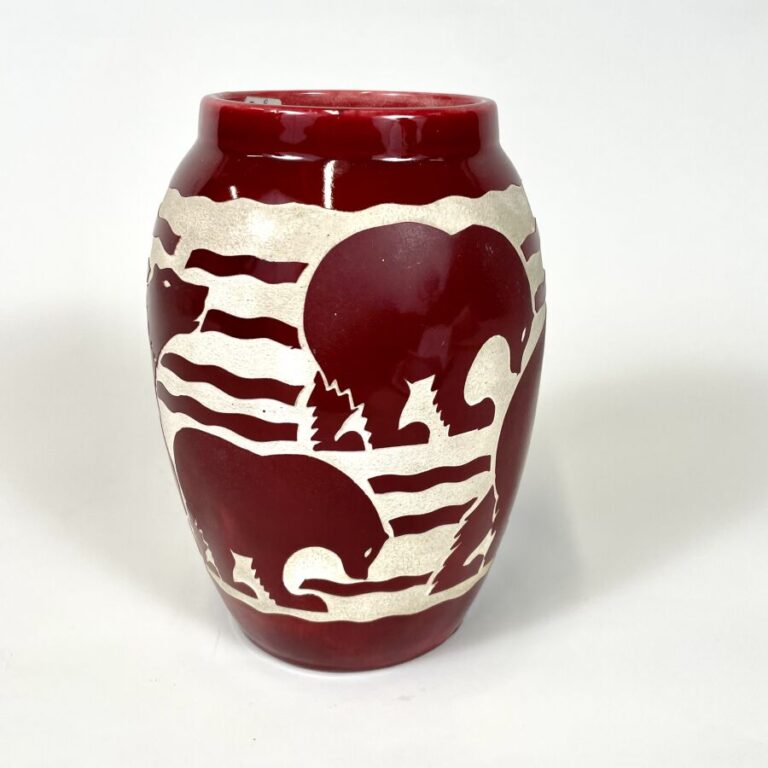 Robert MEQUINION (1905-1985) - Vase ovoïde à petit col droit émaillé rouge fonc…