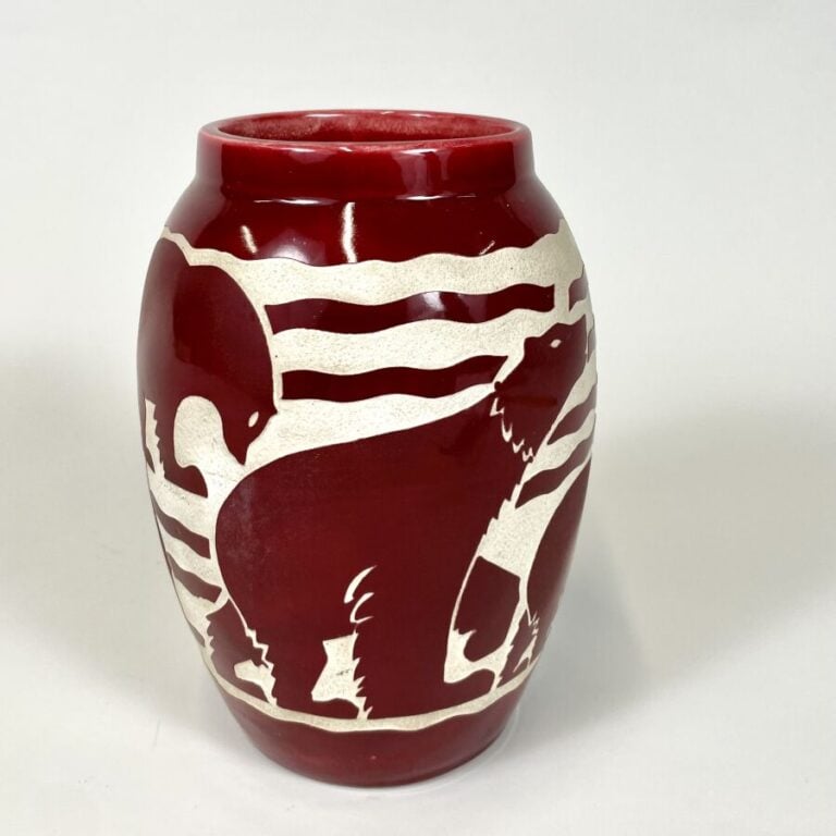 Robert MEQUINION (1905-1985) - Vase ovoïde à petit col droit émaillé rouge fonc…