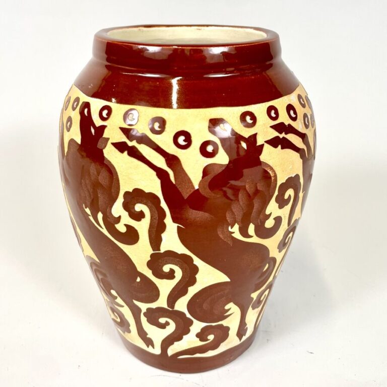 Robert MEQUINION (1905-1985) - Vase ovoïde en céramique à décor émaillé d'une f…