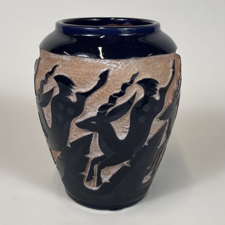 Robert MEQUINION (1905-1985) - Vase ovoïde en céramique émaillée bleue foncé su…