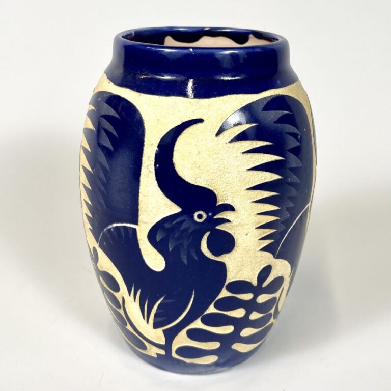Robert MEQUINION (1905-1985) - Vase ovoïde en céramique émaillée bleue sur fond…