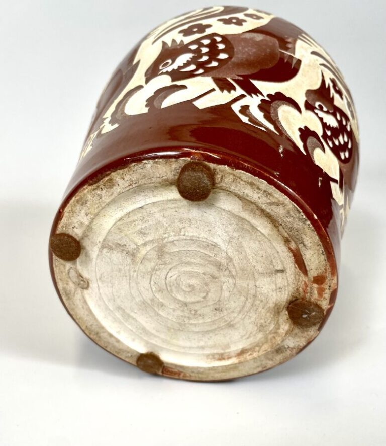 Robert MEQUINION (1905-1985) - Vase ovoïde en céramique émaillée brune sur fond…