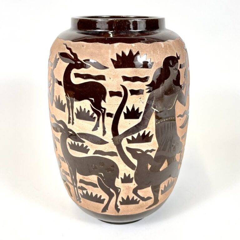 Robert MEQUINION (1905-1985) - Vase ovoïde en céramique émaillée brune sur fond…