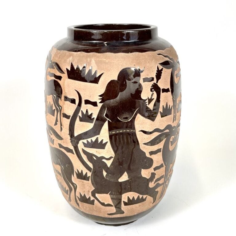 Robert MEQUINION (1905-1985) - Vase ovoïde en céramique émaillée brune sur fond…