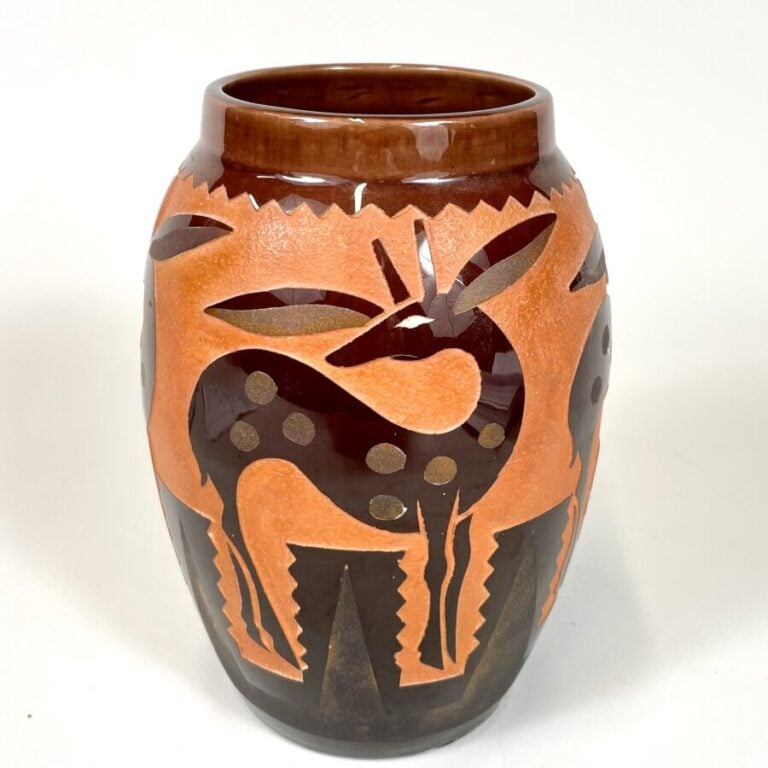 Robert MEQUINION (1905-1985) - Vase ovoïde en céramique émaillée brune sur fond…