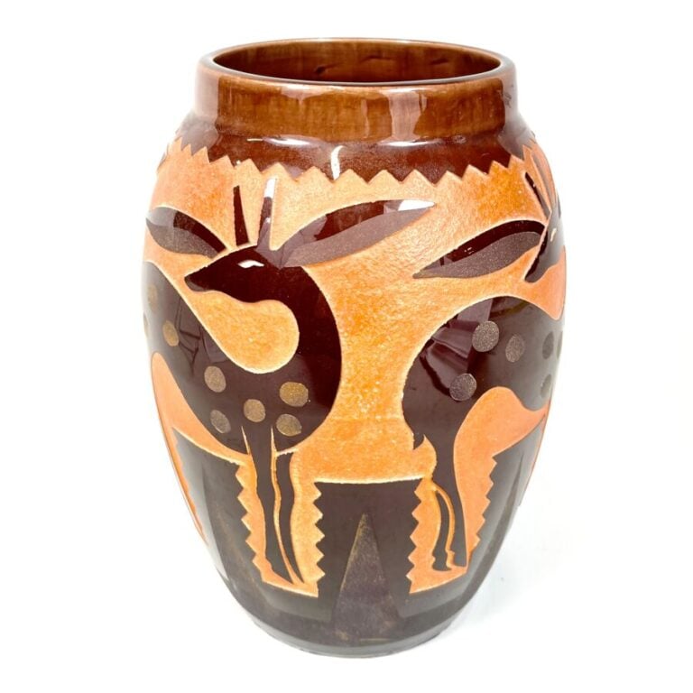 Robert MEQUINION (1905-1985) - Vase ovoïde en céramique émaillée brune sur fond…
