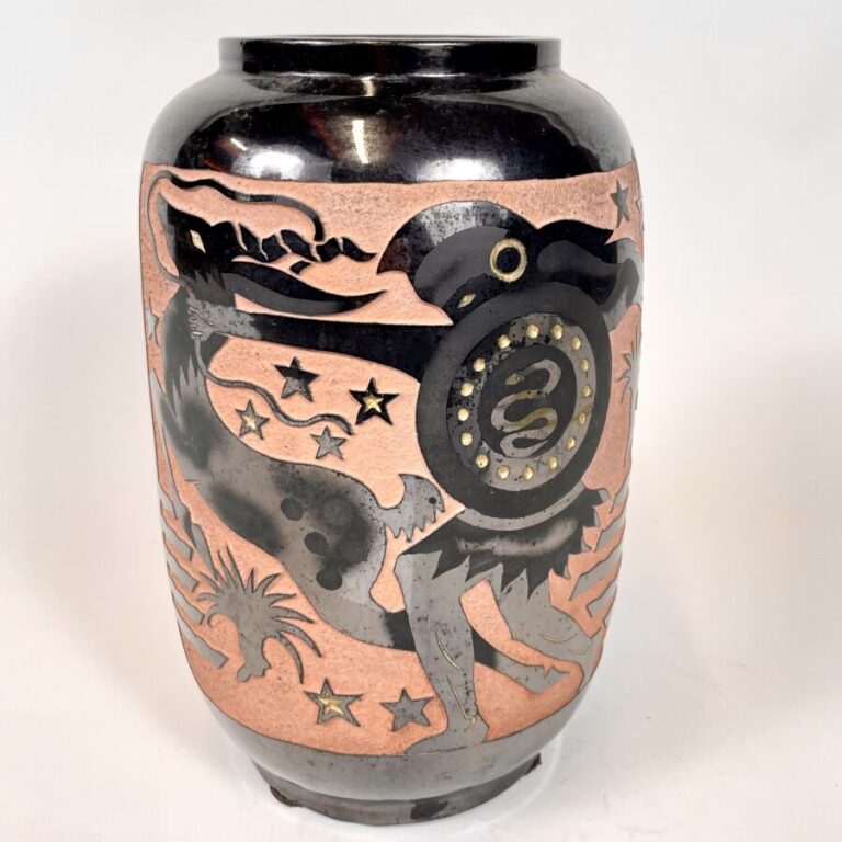 Robert MEQUINION (1905-1985) - Vase ovoïde en céramique émaillée noire sur fond…
