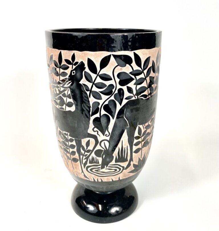 Robert MEQUINION (1905-1985) - Vase sur piédouche en céramique émaillée noir lu…