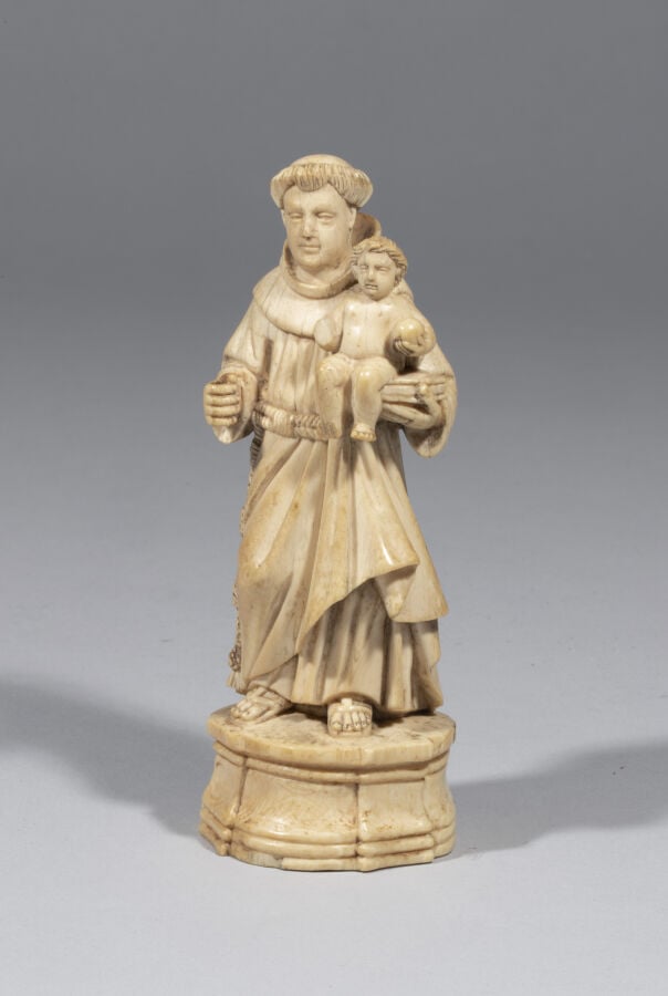 Saint Antoine de Padoue en ivoire sculpté en ronde-bosse. Il porte l'Enfant Jés…