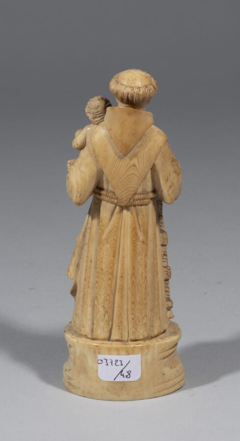 Saint Antoine de Padoue en ivoire sculpté en ronde-bosse. Il porte l'Enfant Jés…