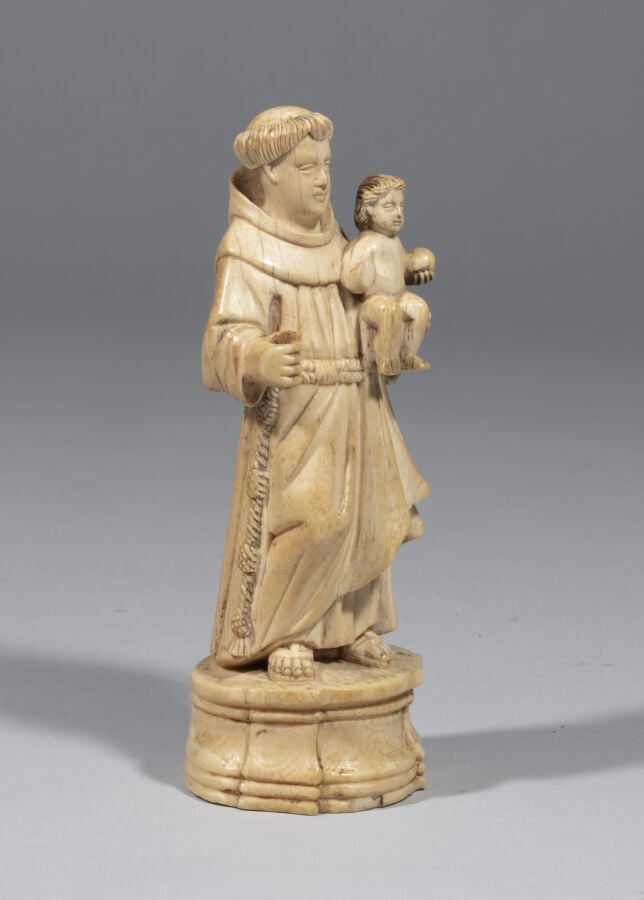 Saint Antoine de Padoue en ivoire sculpté en ronde-bosse. Il porte l'Enfant Jés…