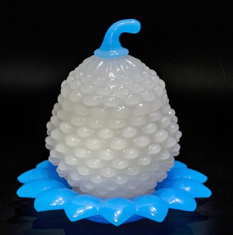 Saint-Louis. Bonbonnière ananas en opaline pâte de riz moulée, prise du couverc…