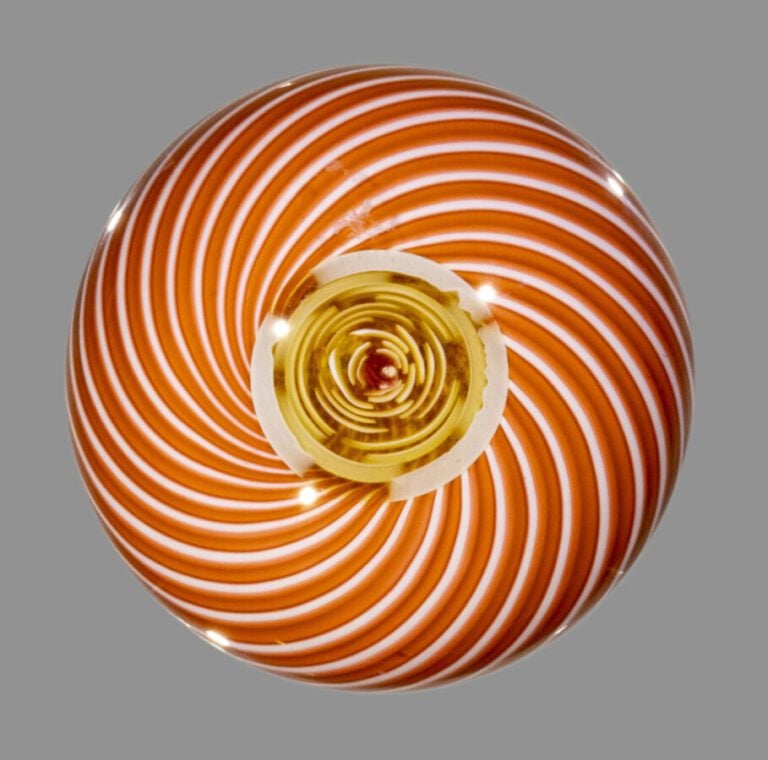 Saint-Louis. Presse-papiers miniature à motif de tourbillon de cannes spiralées…