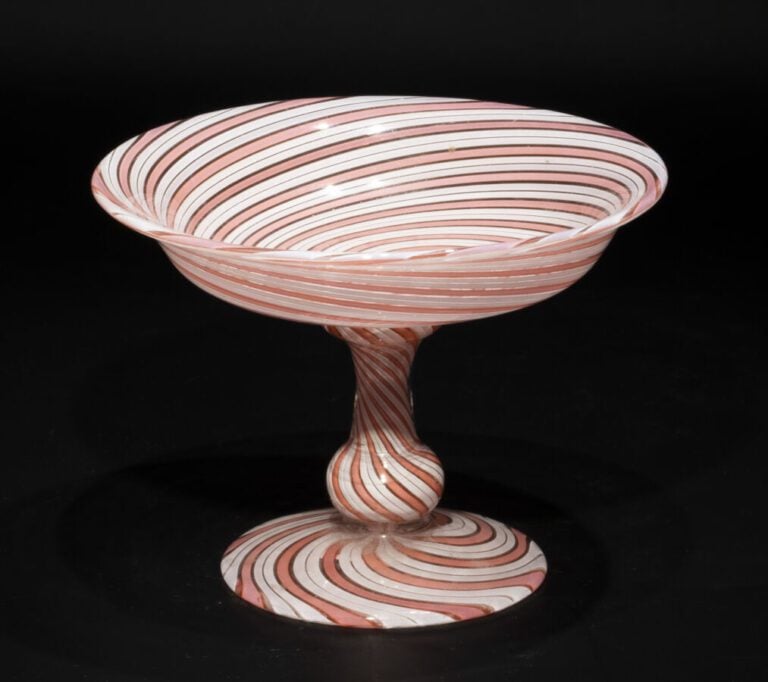 Saint-Mandé. Coupe baguier sur pied balustre à décor filigrané et spiralé de ru…
