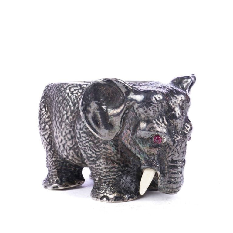 Salière en argent 88 zolotniks (916 millièmes) en forme d'éléphant miniature, à…