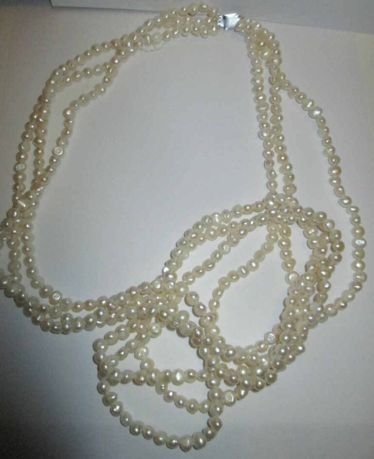 Sautoir à trois rangs de perles d'eau douce. Fermoir en argent (925%o). - Diam.…