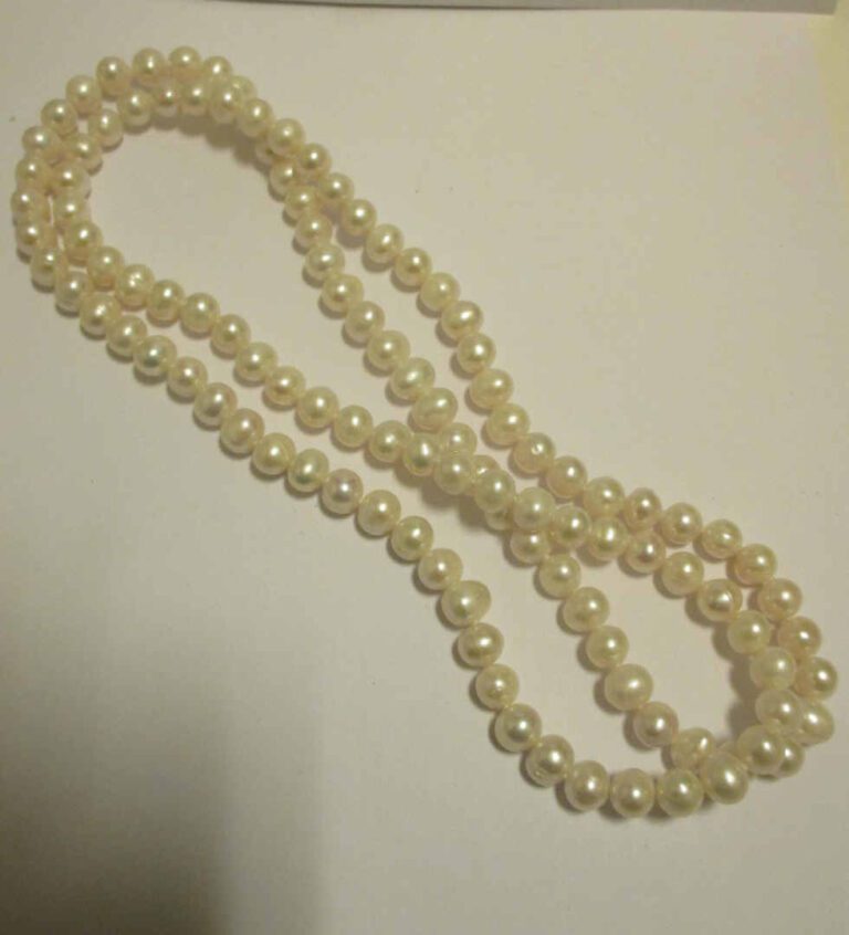 Sautoir composé de perles d'eau douce. - Diam. : entre 8,2 et 8,5 mm - L. : 90…