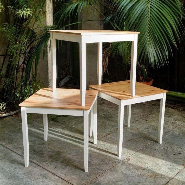 Sept tables " petit-déjeuner " à plateau en bois naturel et piètement en bois l…
